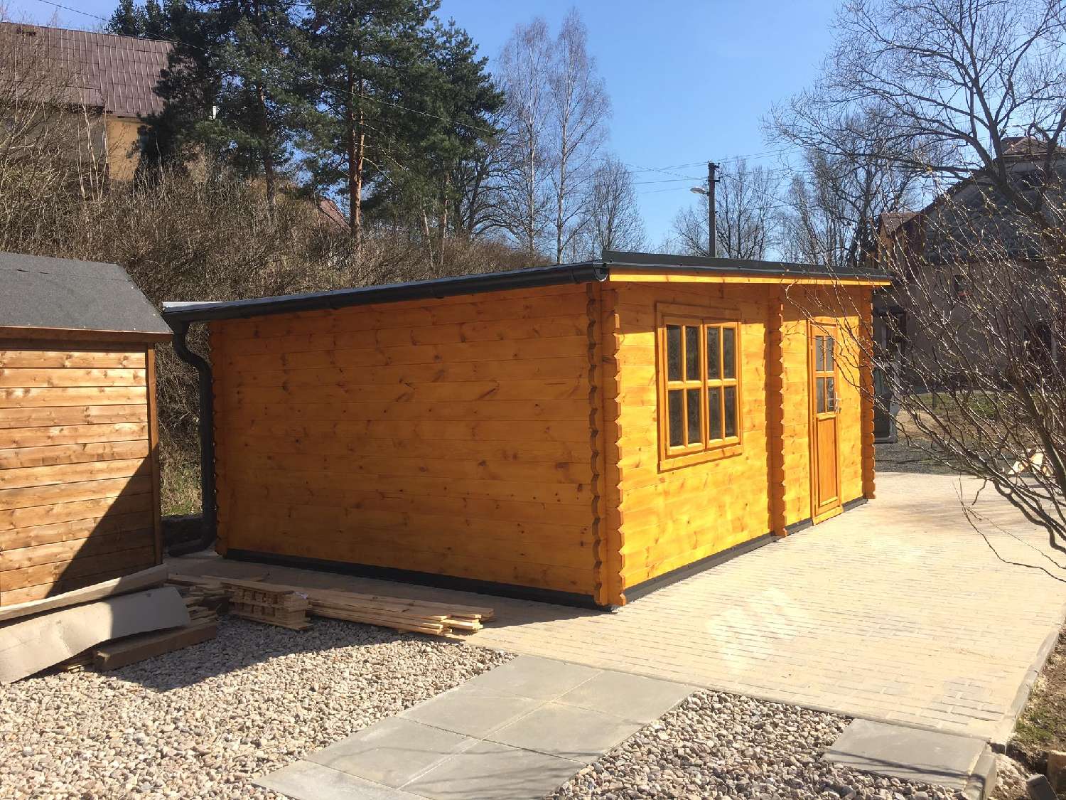 Naše realizace: Dřevěná garáž s plochou střechou 4x6, 44mm, 24m v Lomnici nad Popelkou